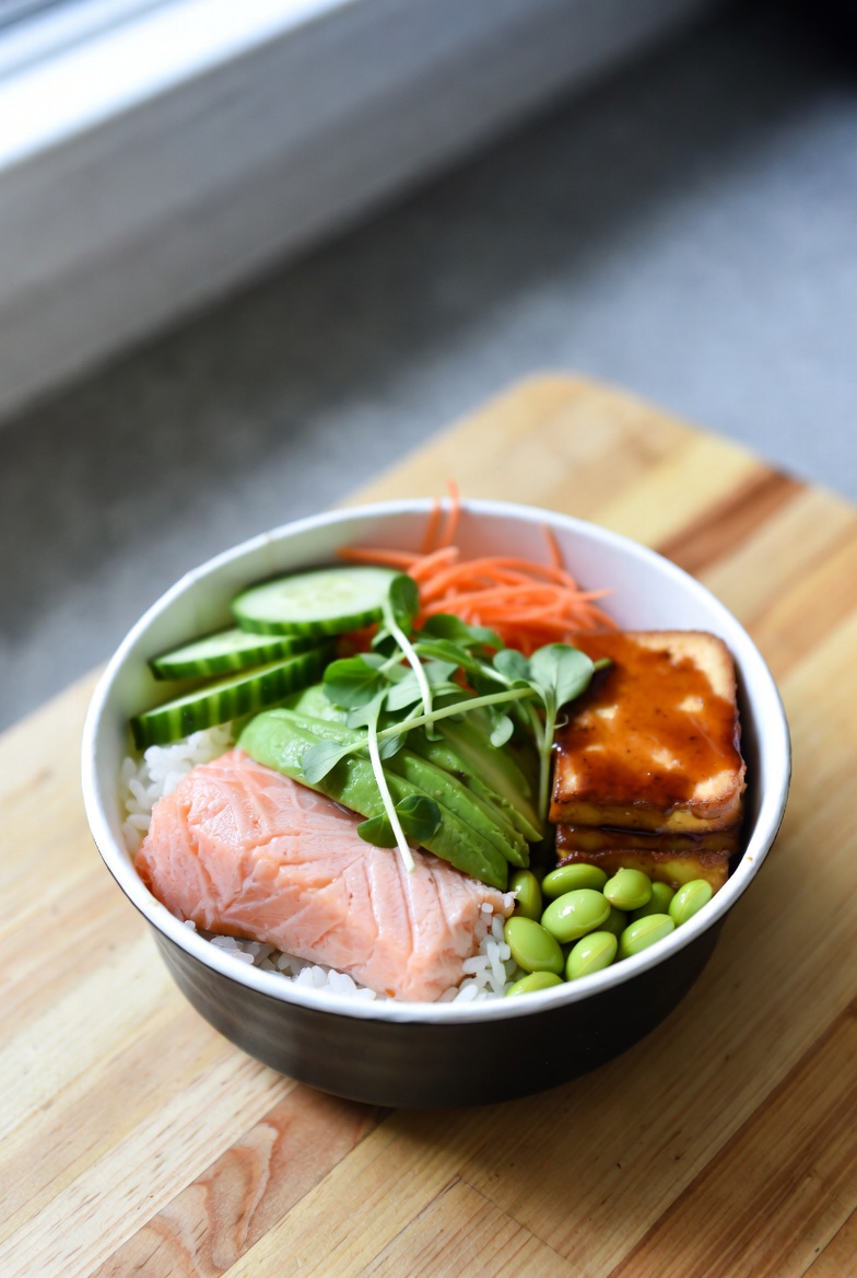 The Definitive Guide to Deconstructed Sushi Bowls (with Salmon or Tofu)